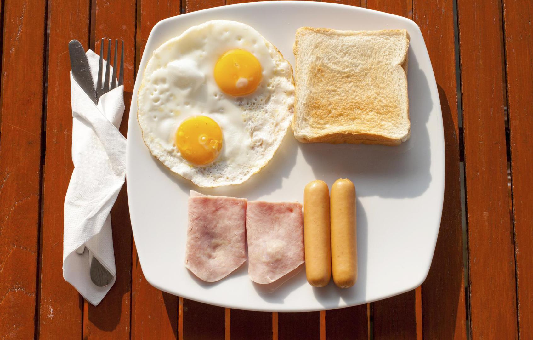 Proteini, vitamini i vlakna ono su što bi svakako trebao sadržavati zdravi doručak. No, većinom biramo za doručak namirnice po navici i okruženju u kojem živimo. U Hrvatskoj nemamo neki "standardni" hrvatski doručak jer svaki dio Hravtske ima svoje tradicije, ali ste vjerojatno čuli za engleski doručak, kontinentalni...