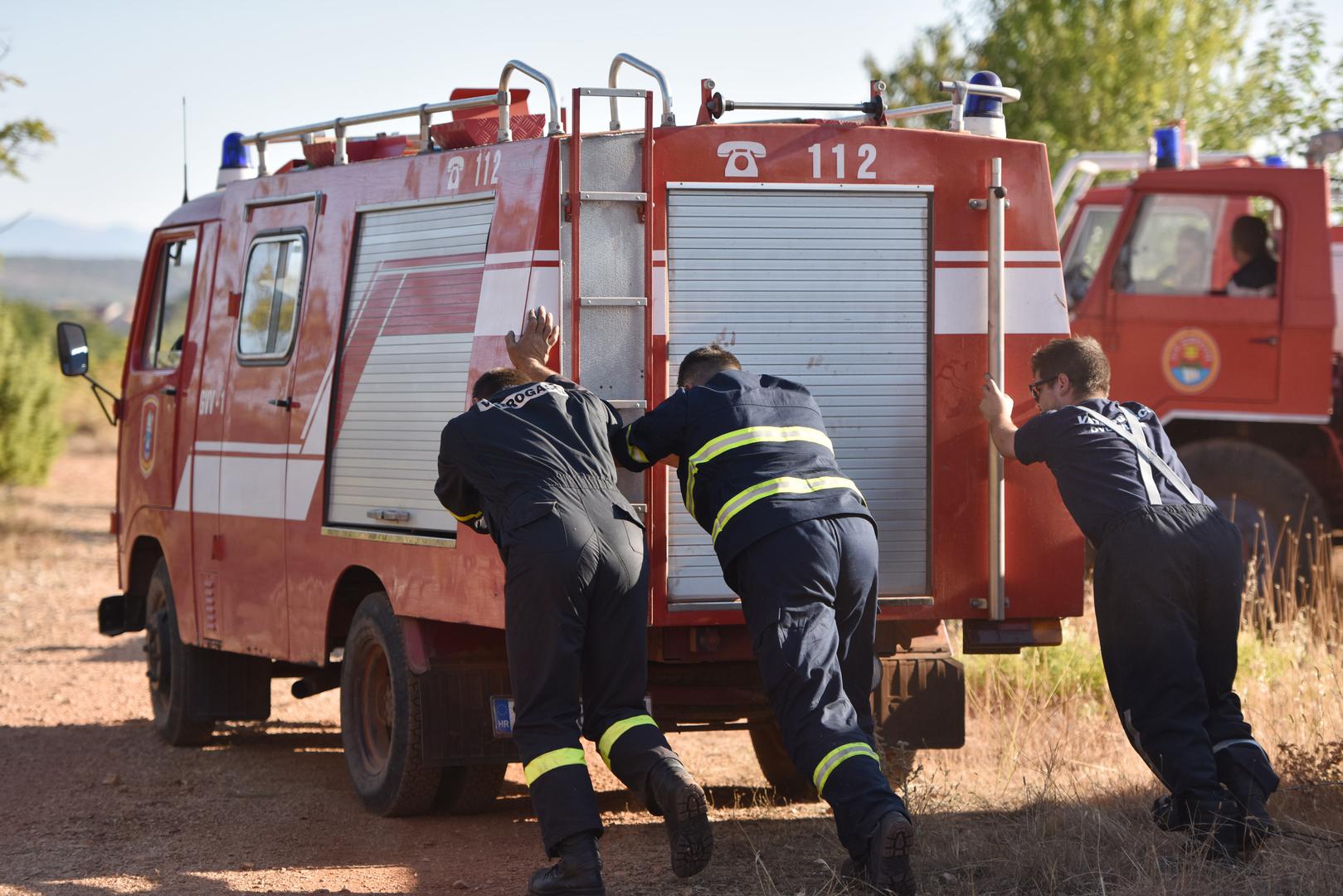 Đevrske: Zbog starosti vatrogasnog vozila vatrogasci gurali vozilo kako bi ga pokrenuli