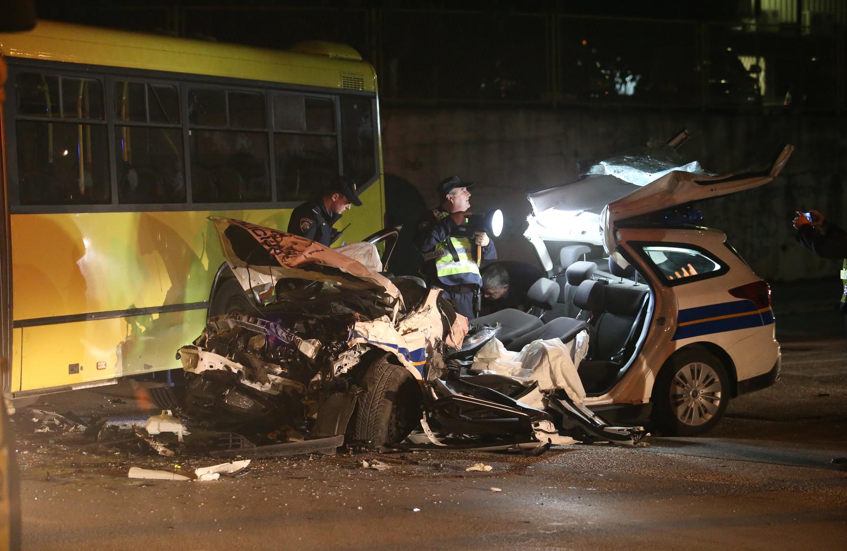 Dvojica policajca ozlijeđena su u sudaru njihova vozila s autobusom u Splitu. 