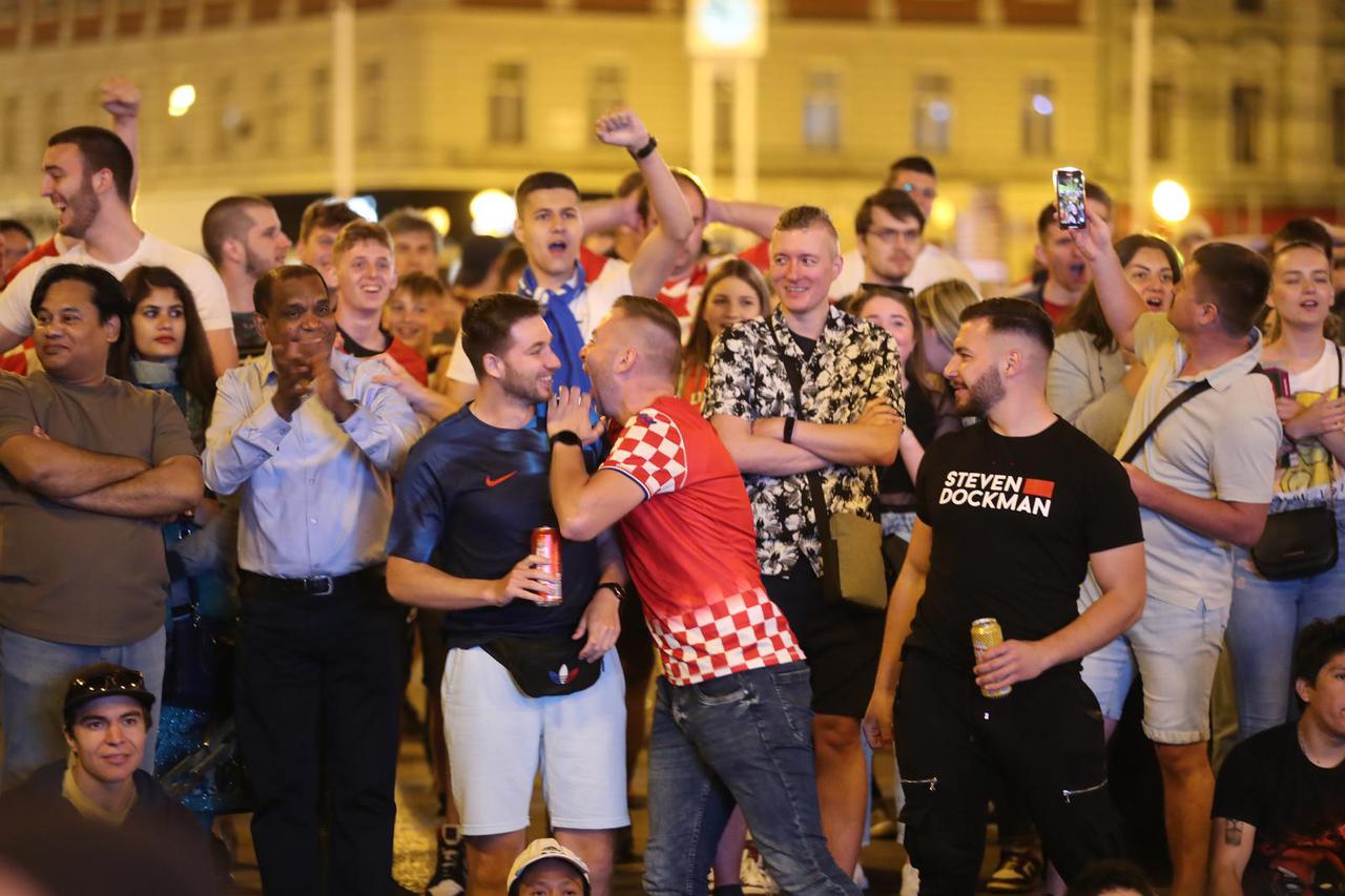 Zagreb: Navija?i na Trgu napeto prate utakmicu izme?u Hrvatske i Nizozemske