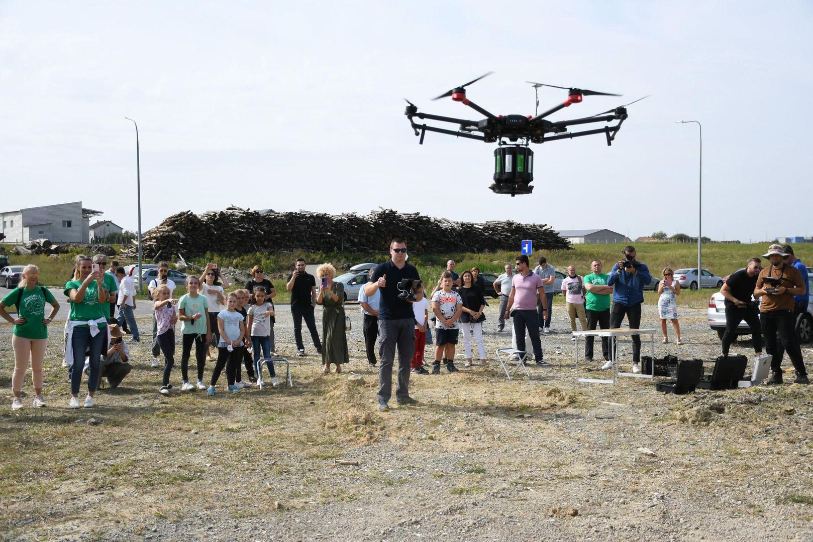 Grawe volonteri u akciji pošumljavanja Grubišnog Polja uz pomoć drona