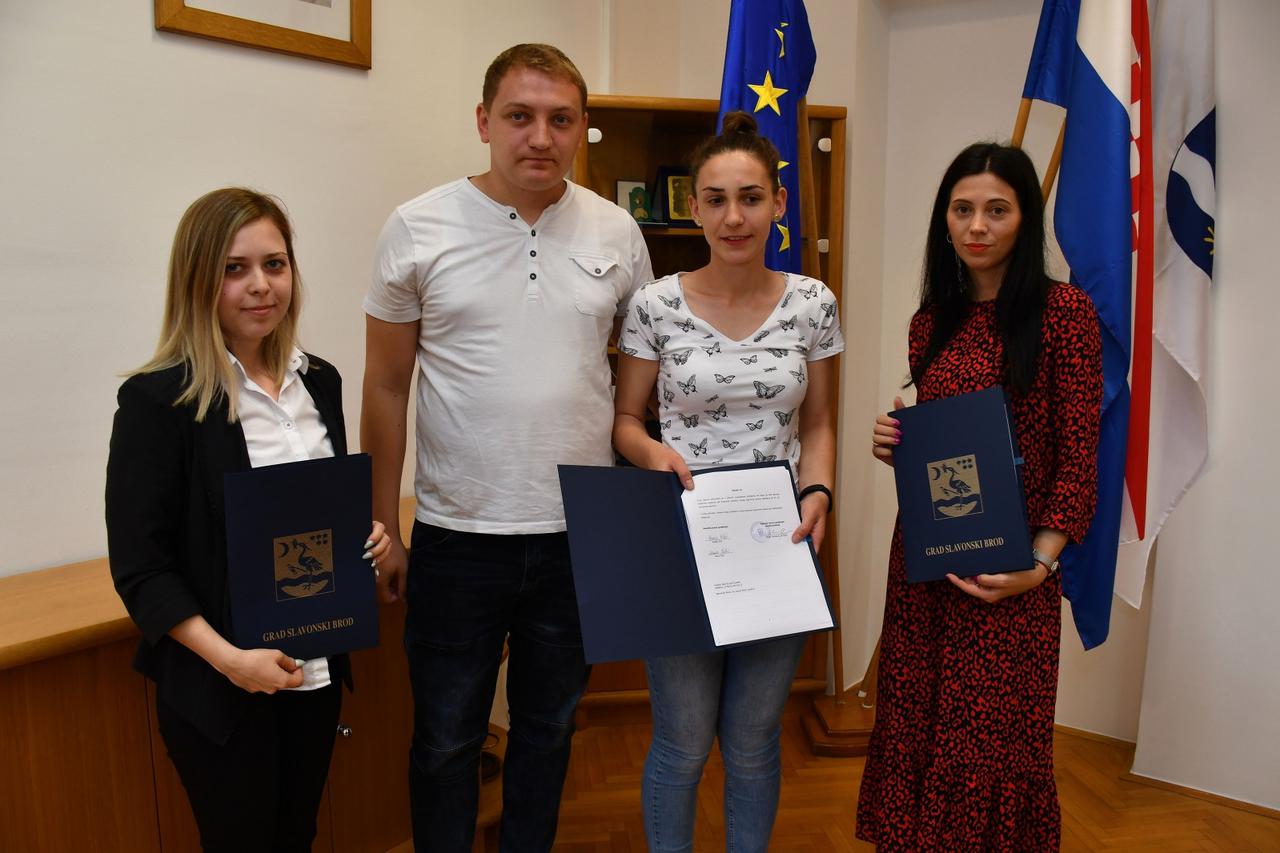 Slavonski Brod: Potpisani ugovori s mladim obiteljima