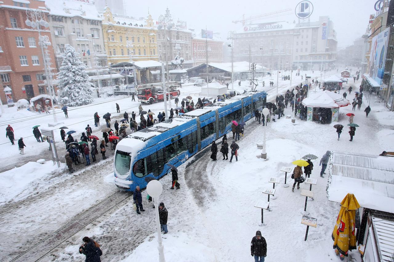 Zagreb: Trg bana Jela?i?a pod snježnim pokriva?em