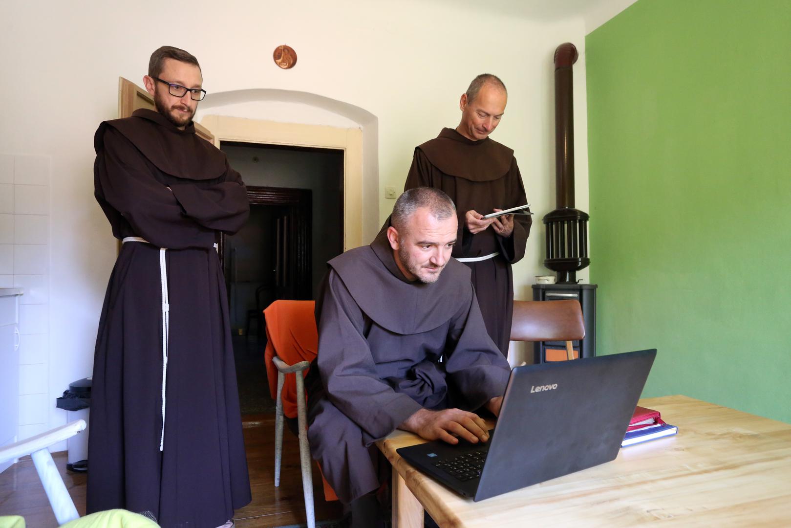 Fratri koji su gotovo stalno on-line, a kad nisu, onda uređuju samostan i obrađuju zemljište na kojem uzgajaju povrće