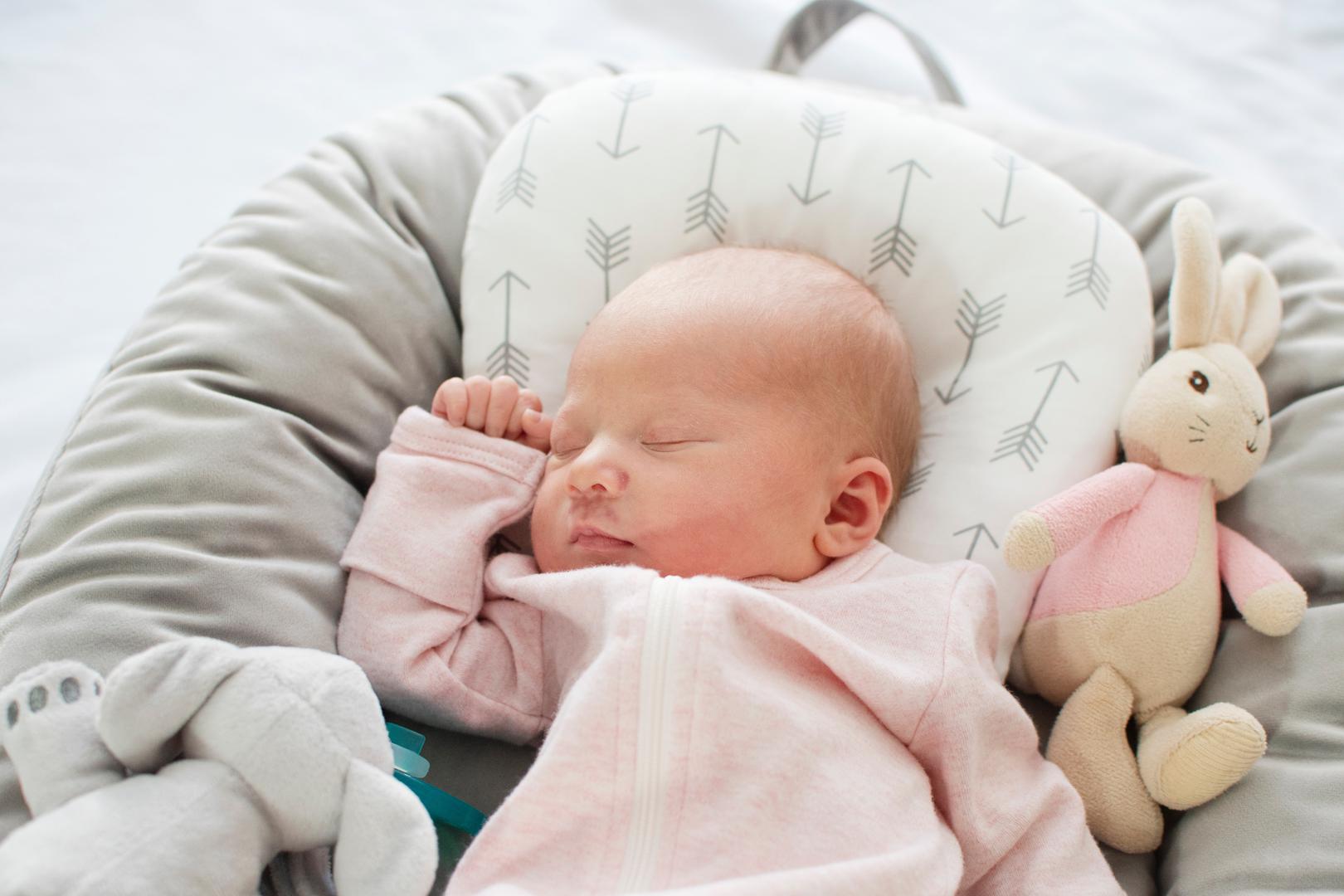 6. Jastuci za novorođenčad: Pozicioneri za spavanje, jastuci i 'gnijezda' za bebe popularni su među roditeljima, ali se ne preporučuju za spavanje. Lullaby Trust navodi da bi bebe trebale spavati samo na čvrstoj, ravnoj površini jer su jastuci za spavanje premekani pa bi se beba mogla okrenuti i pritisnuti licem u njih, što predstavlja opasnost od gušenja. Proizvođači često navode da se ovi predmeti ne smiju koristiti dok vaša beba spava, ali opasnost dolazi ako bebe zaspu dok se odmaraju ili ako ih roditelj zaboravi pomaknuti. U rujnu 2021. američka tvrtka Boppy Company povukla je 3,3 milijuna svojih jastuka za novorođenčad zbog smrti osmero dojenčadi između prosinca 2015. i lipnja 2020.