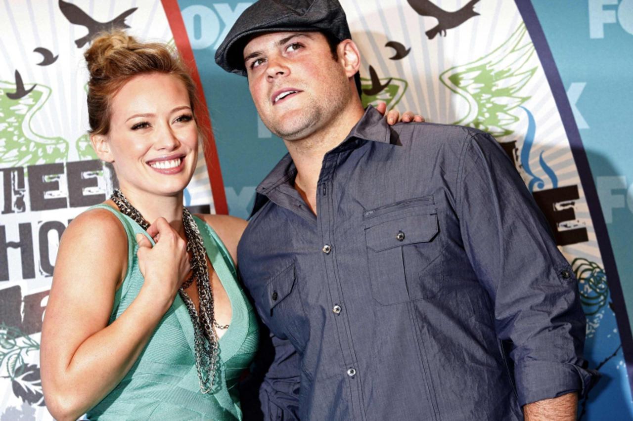 'Actress and singer Hilary Duff and hockey player Mike Comrie pose in the press room at the Teen Choice 2010 Awards in Los Angeles August 8, 2010.  REUTERS/Jason Redmond  (UNITED STATES - Tags: ENTERT