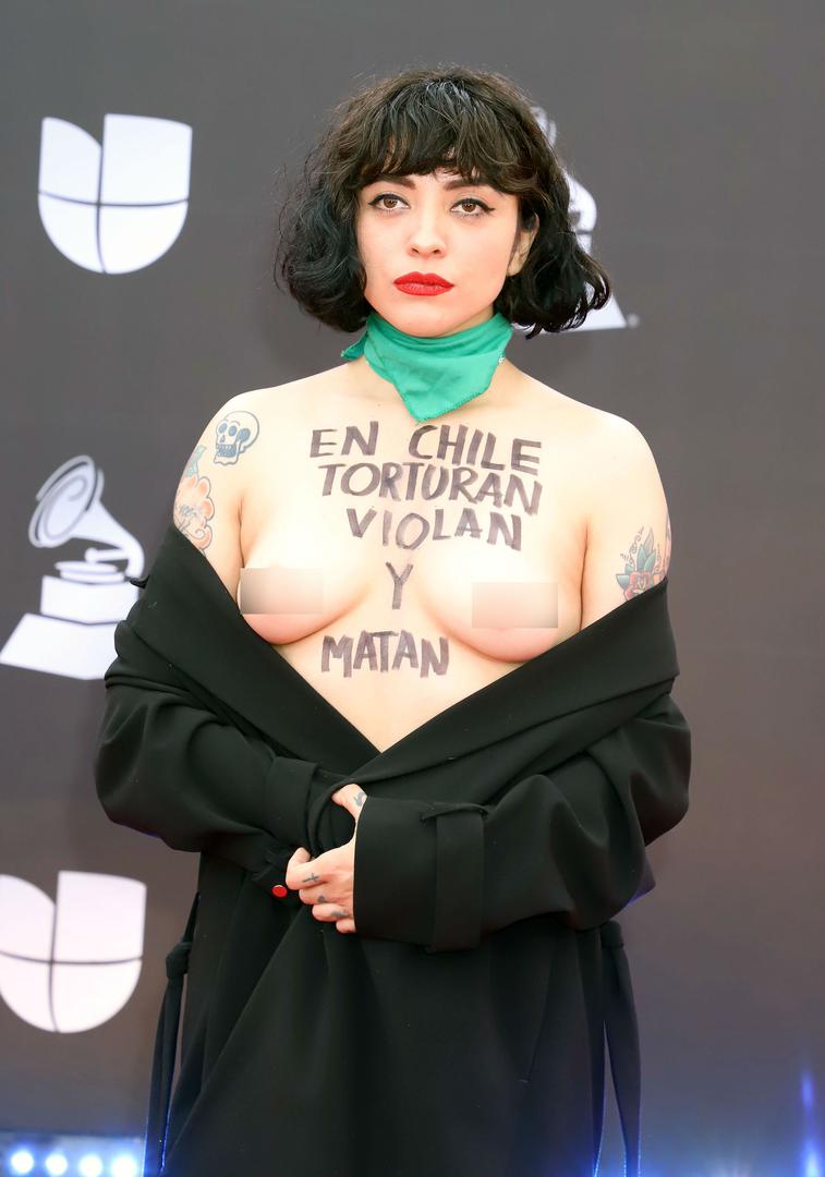 Na dodjeli nagrada  Latin Grammy Awards pjevačica Mon Laferte na crvenom tepihu pokazala je grudi na kojima je bila ispisana poruka.