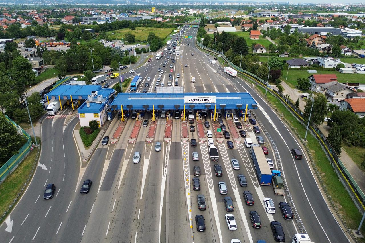 Zagreb: Pogled iz zraka na gužve kod naplatne postaje Lučko