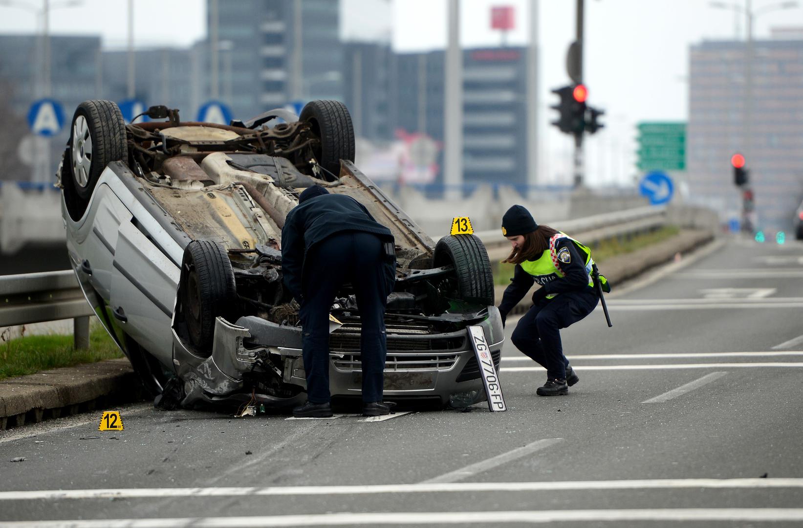 Automobil je završio na krovu nakon što je vozač izgubio kontrolu nad vozilom na Slavonskoj aveniji u Zagrebu.