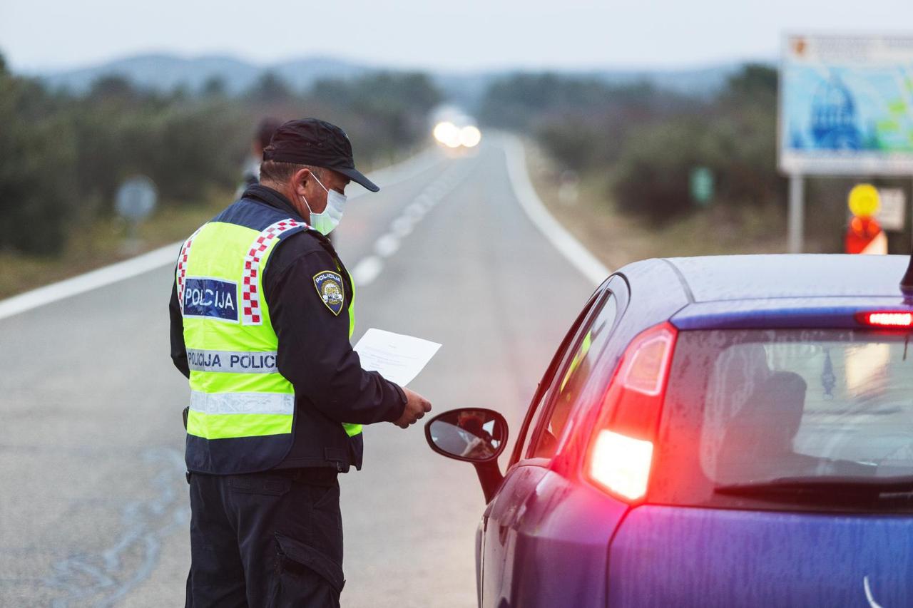 Policija na punktovima diljem Hrvatske provjerava propusnice