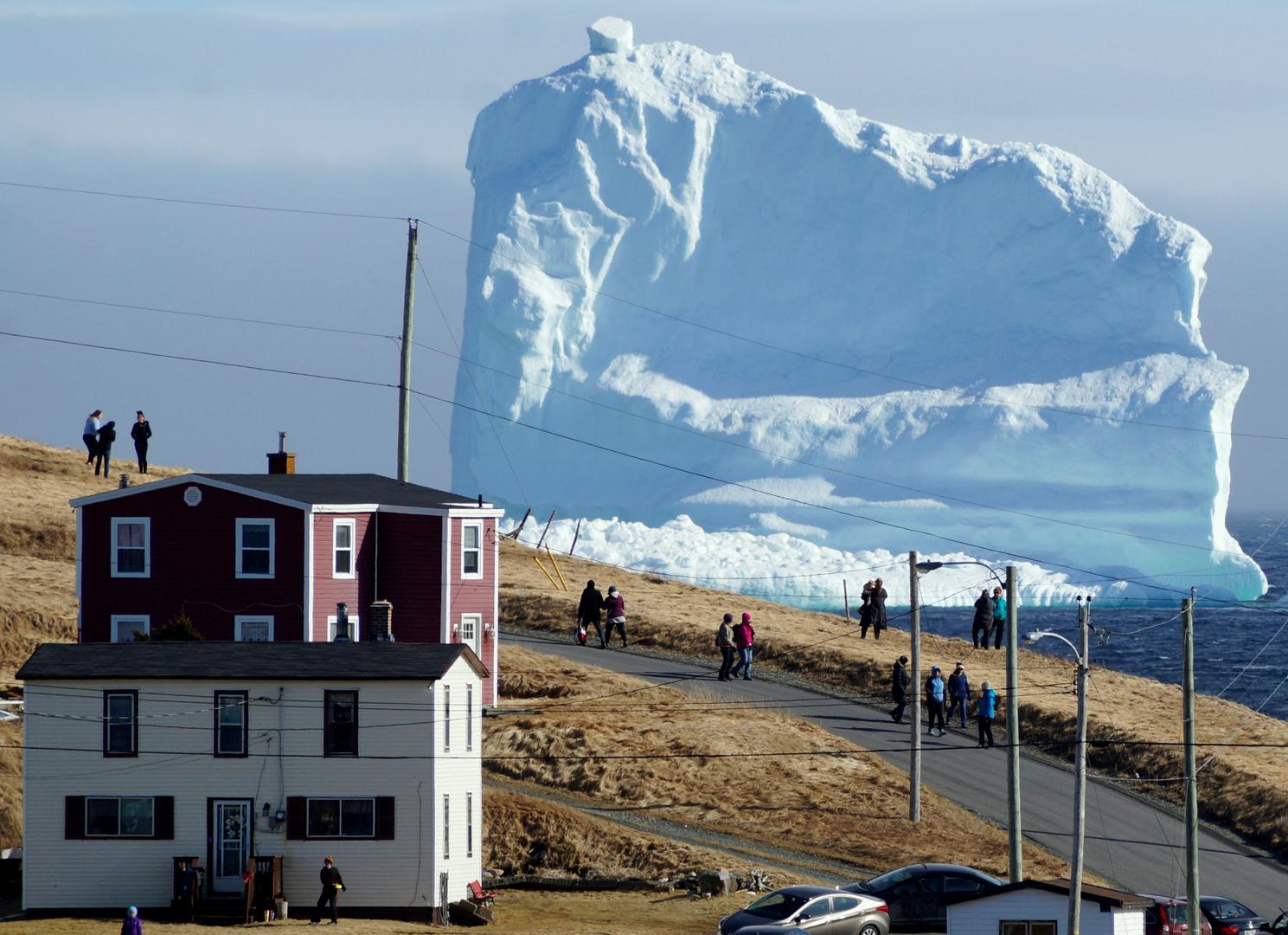 Stanovnici kanadskog Ferrylanda u Newfoundlandu svjedočili su velikom ledenjaku koji je plutao južnom obalom.
