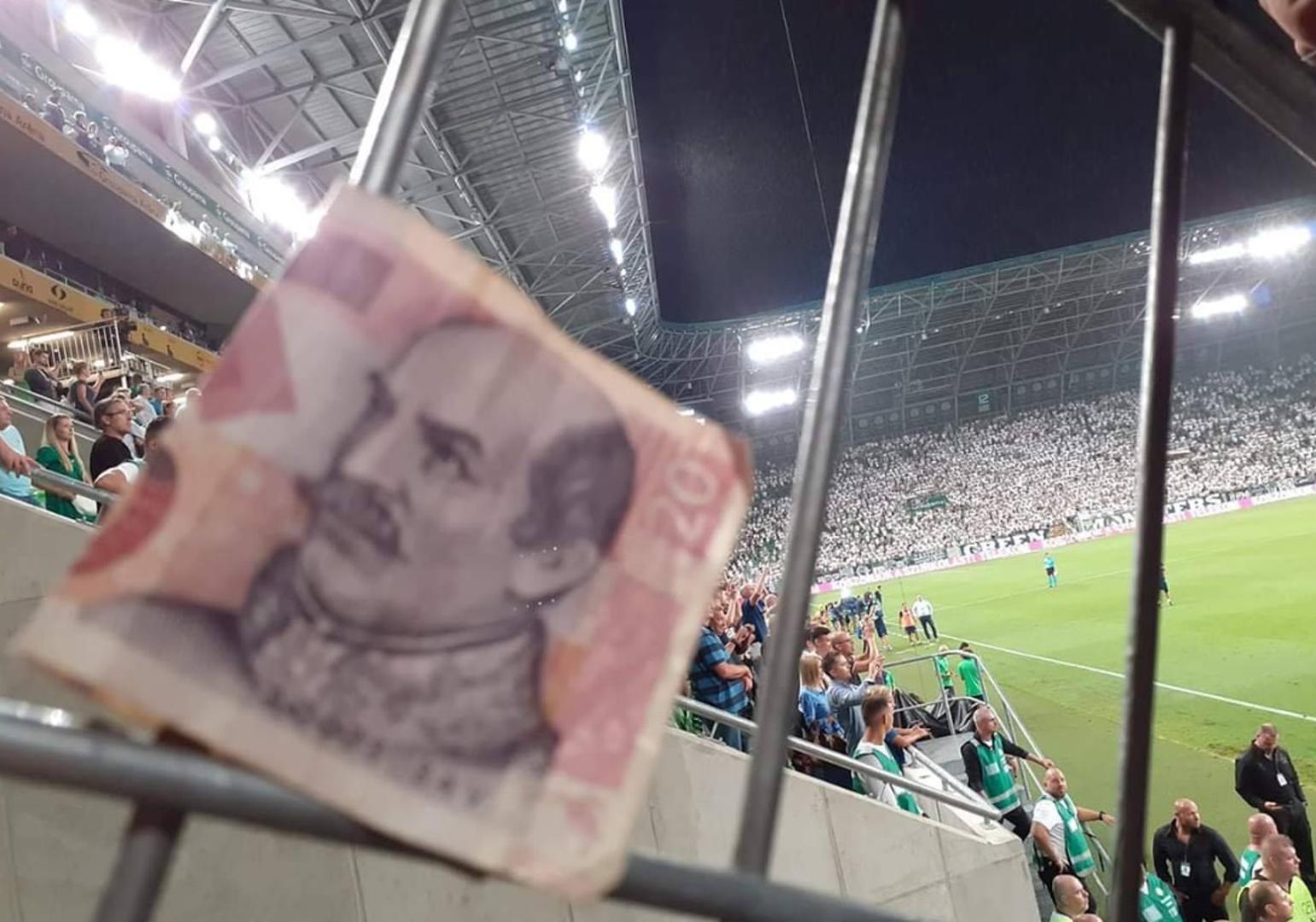 Naime, netko od navijača na ogradu je zakačio novčanicu od 20 kuna na kojoj se nalazi ban Josip Jelačić, hrvatski junak koji nas je u 19. stoljeću spasio od daljnje mađarizacije, a na kojeg Mađari gledaju drugačijim očima