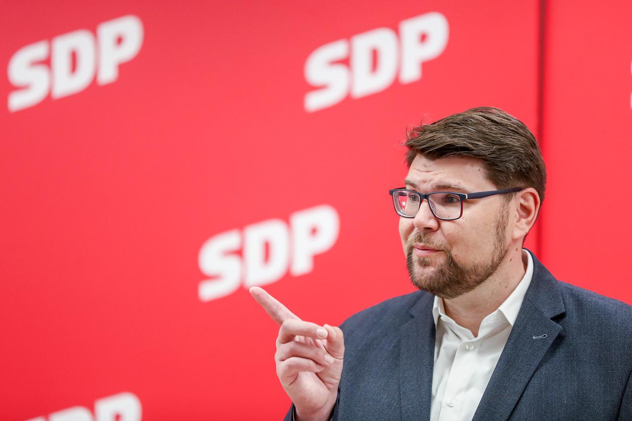 Zagreb: Peđa Grbin na konferenciji za medije objavio kako nema ništa od dogovora SDP-a i Domovinskog pokreta