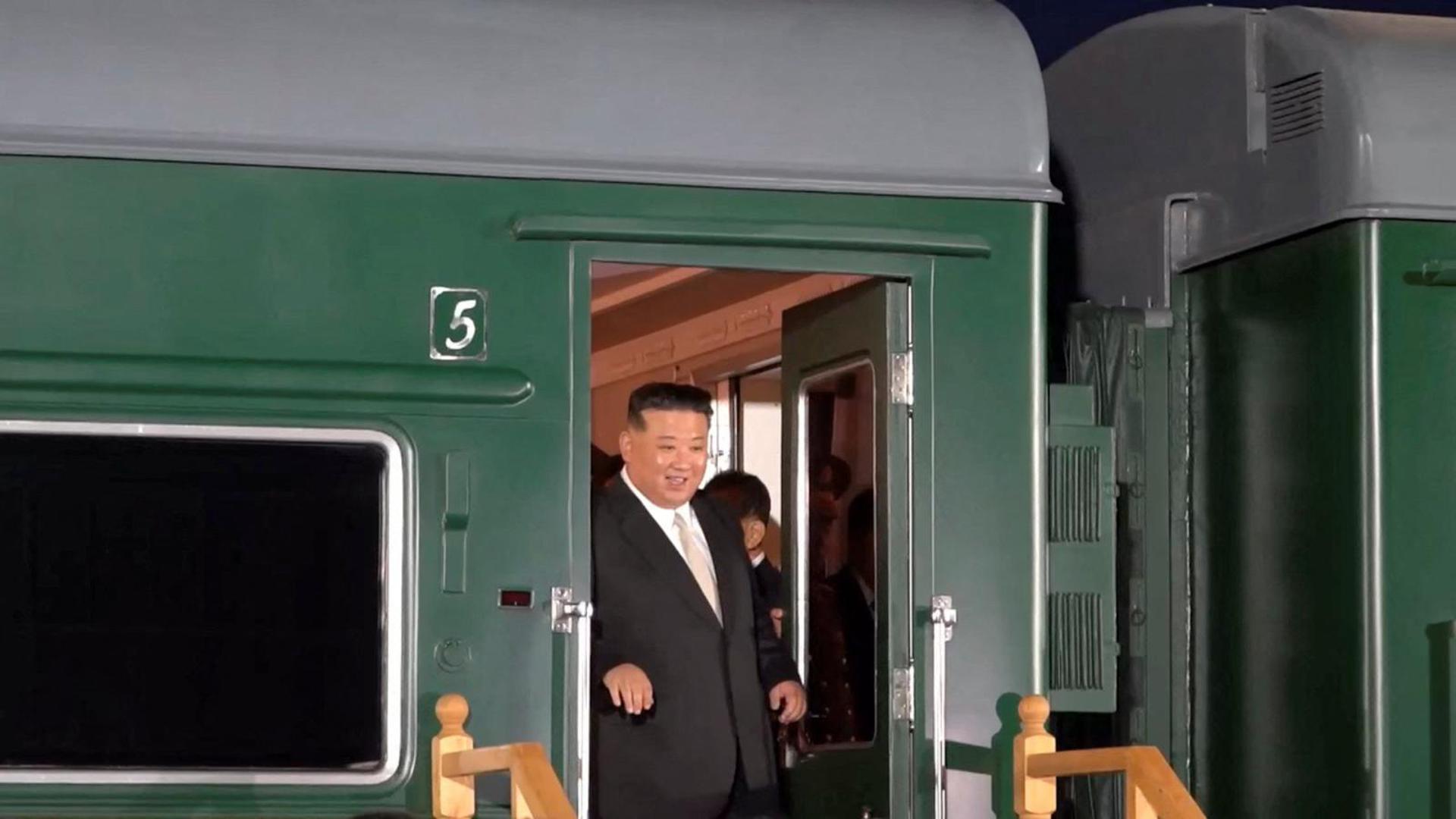 A view shows North Korean leader Kim Jong Un disembarking from his train in Russia and being greeted by Russian officials in Khasan in the Primorsky region, Russia, in this still image from video published September 12, 2023. Courtesy Governor of Russia's Primorsky Krai Oleg Kozhemyako Telegram Channel via REUTERS ATTENTION EDITORS - THIS IMAGE WAS PROVIDED BY A THIRD PARTY. NO RESALES. NO ARCHIVES. MANDATORY CREDIT. Photo: OLEG KOZHEMYAKO TELEGRAM CHANNEL/REUTERS