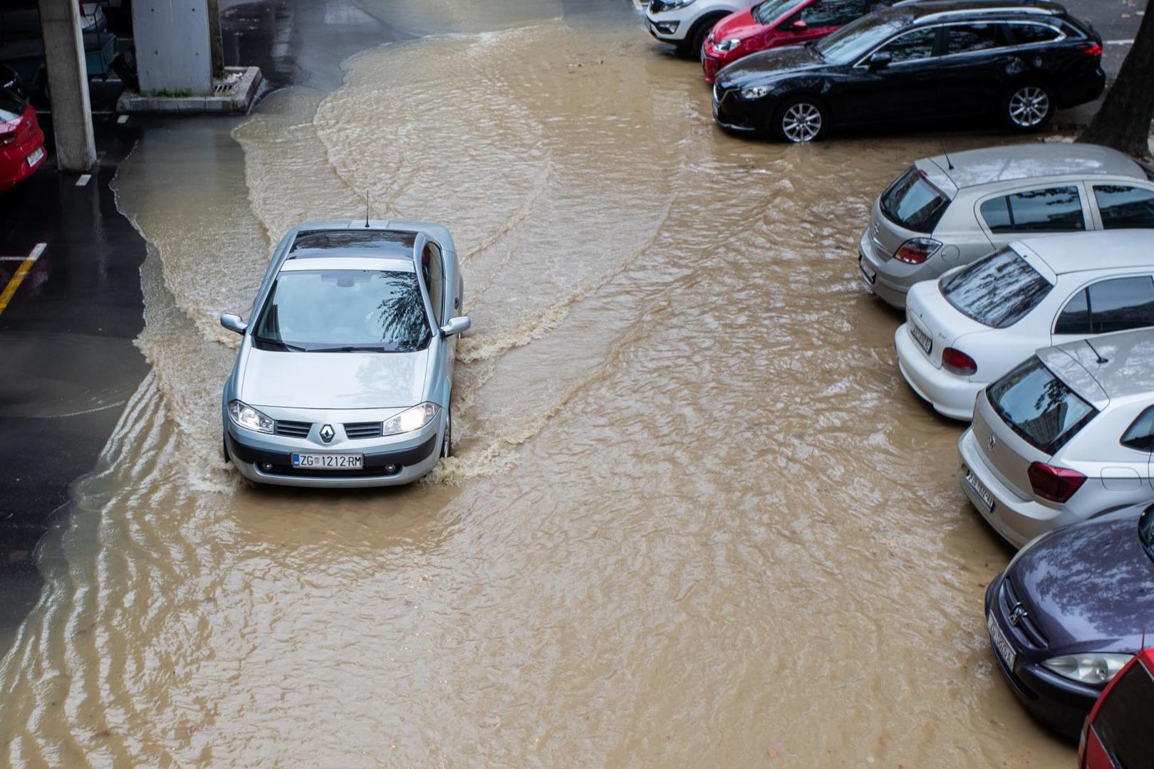 Zbog puknuća vodovodne cijevi, poplavljen je parking u prilazu Ivana Visine u zagrebačkom naselju Siget. 