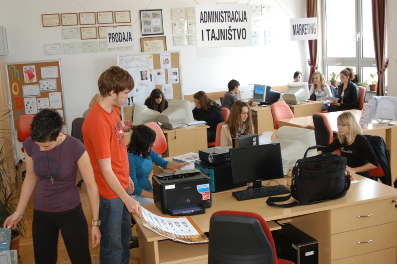 '04.10.2010., Bjelovar - U ekonomskoj i birotehnickoj skoli u vjezbenickom praktikumu obucavaju se buduci poduzetnici na nacin da je ucionica preuredena u poslovne urede kao u stvarnoj tvrtki, a temel