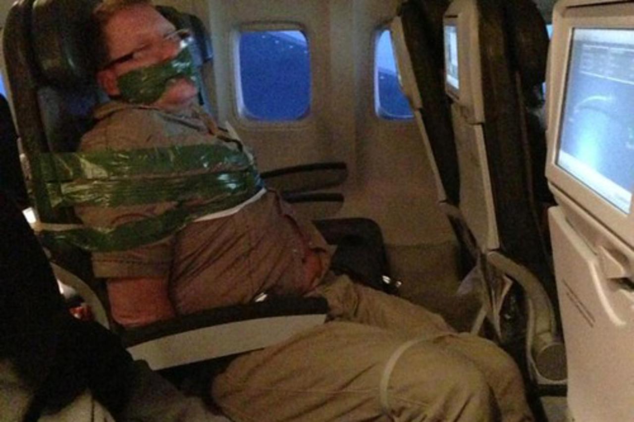 muškarac zalijepljen u zrakoplov