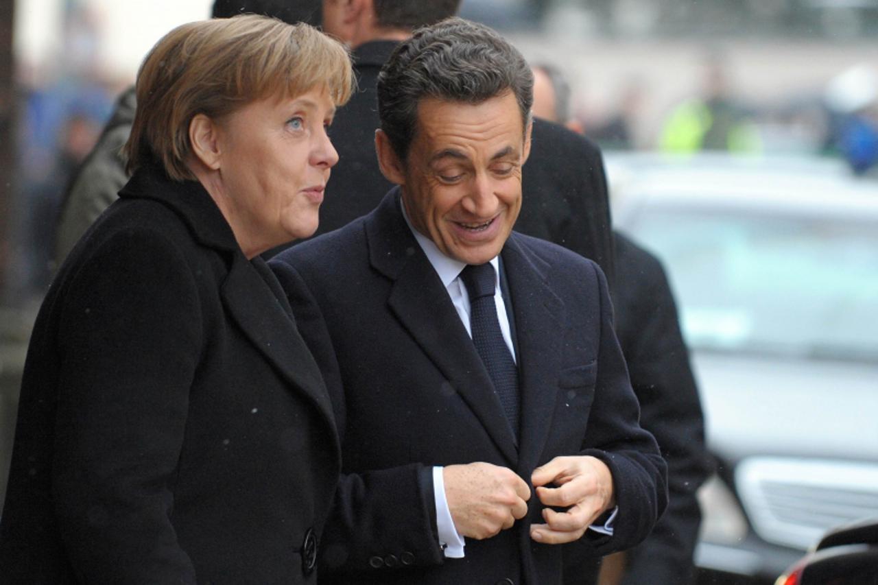 \'German Chancellor Angela Merkel (L) welcomes French President Nicolas Sarkozy prior to the German-French consultations on December 10, 2010 in Freiburg, southern Germany. German Chancellor Angela Me
