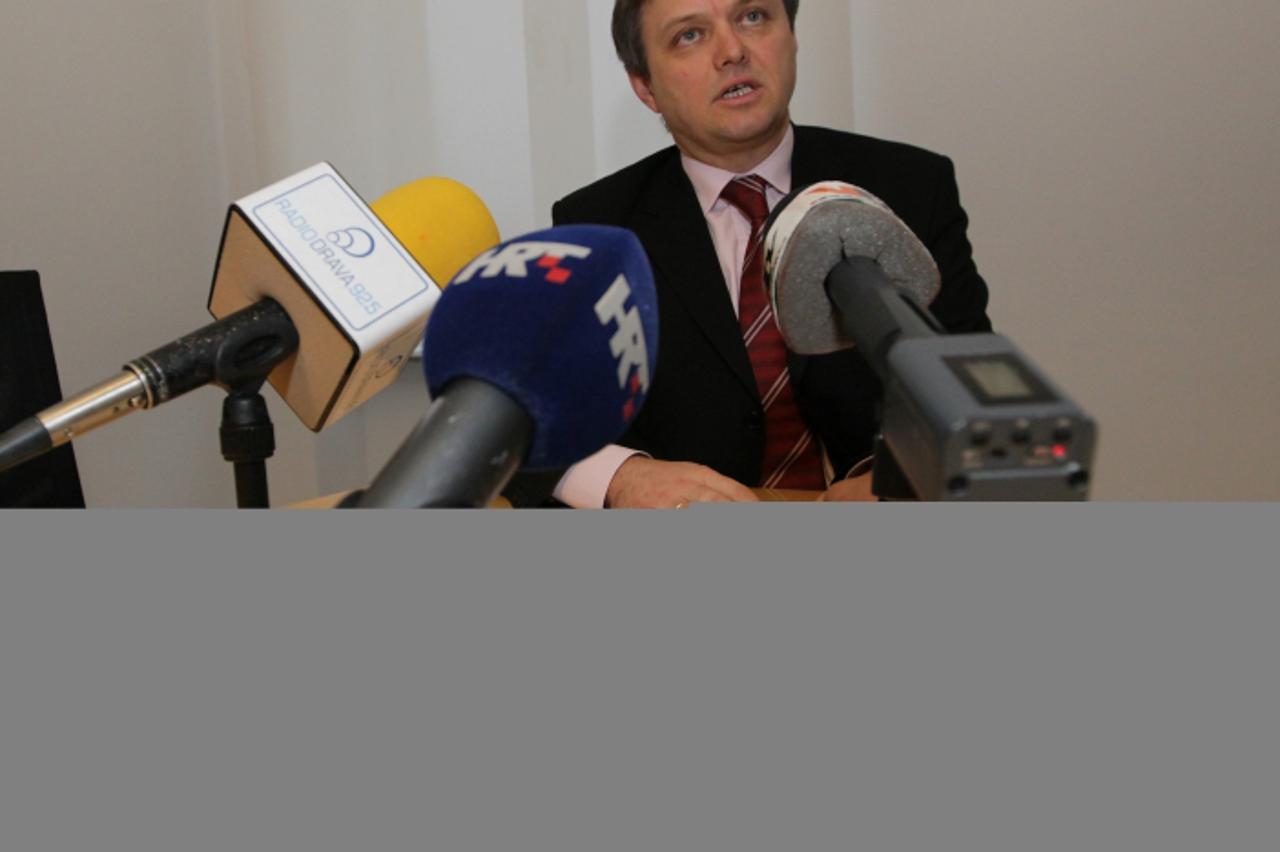 '19.12.2011., Koprivnica - Zvonimir Mrsic na konferenciji za medije koju je sazvao zbog ravnateljice OS B. Radic koja je nepravilno provela javni natjecaj za radno mjesto skolske cistacice kako bi mog