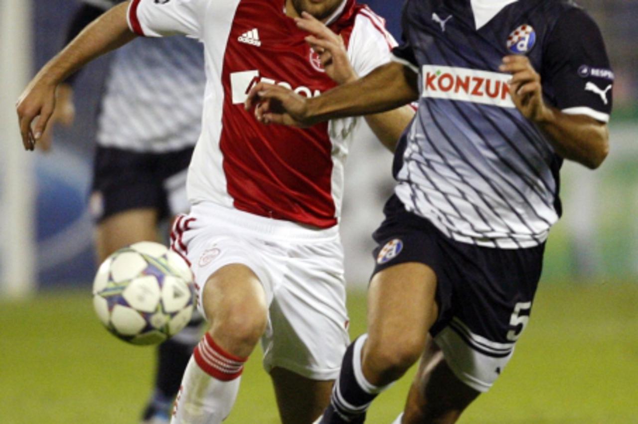 'Miralem Sulejmani (L) of Ajax Amsterdam challenges Adrian Calello of Dinamo Zagreb during their Champions League soccer match at the Maksimir stadium in Zagreb October 18, 2011.  REUTERS/Nikola Solic