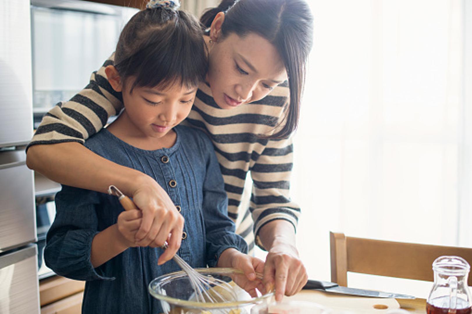 Iako suočeni s ubrzanom svakodnevnicom i brojnim obvezama, Japanci svaki slobodan trenutak provode sa svojom djecom. Svjesni činjenica da djeci brzo dosade neke namirnice, dopuštaju im više da eksperimentiraju s novim okusima i ne prisiljavaju ih da jedu nešto što ne vole, samo zato jer je zdravo. 