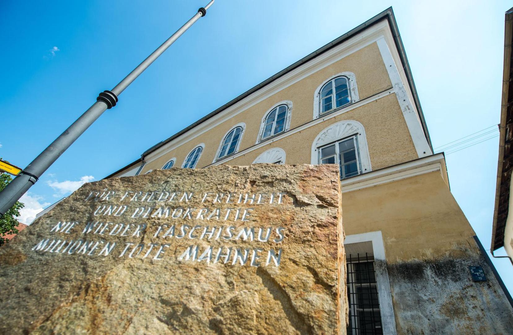 18 July 2018, Austria, Braunau am Inn: A plaque in front of Adolf Hitler's place of birth in the centre of town. Photo: Lino Mirgeler/dpa /DPA/PIXSELL