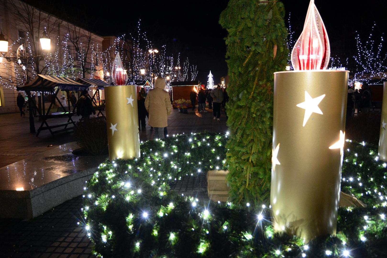 Na brodskom Korzu uz Božićnu bajku i 10. Božićni sajam upaljena je prva adventska svijeća.


