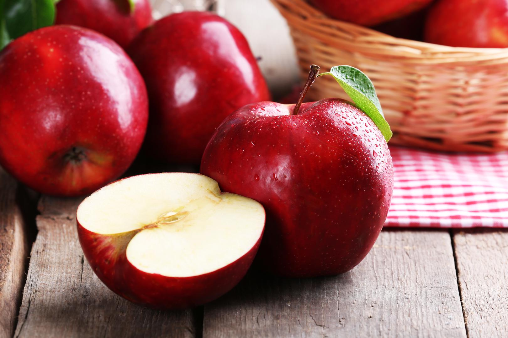 Jezgra jabuke: Prema istraživanjima, glavnina dobrih bakterija jabuke nalazi se u njezinim sjemenkama. Ako preskočite jesti srž, propustit ćete veliku probavnu pomoć. "Pronađite recept i napravite vlastiti ocat od jabuka ", kaže Brock, suradnik tvrtke Imperfect Foods. "Osim jezgri jabuka, jedini sastojci koji su vam potrebni su žlica šećera i deklorirana voda. Potrebno je samo nekoliko dana fermentacije, a vi imate domaći wellness pripravak koji se može koristiti na čitav niz načina", kaže Brock.