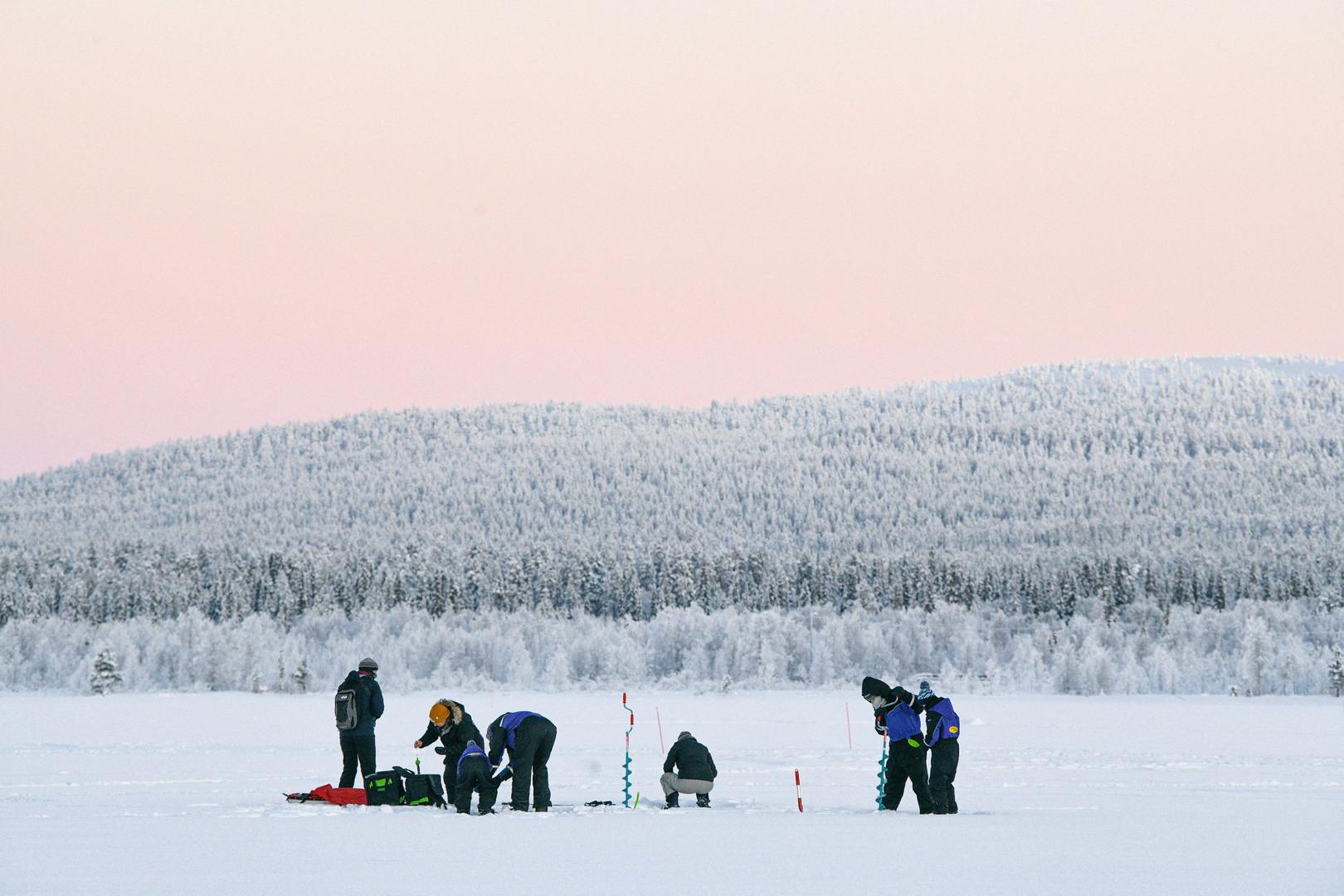 U finskoj Laponiji, koja se nalazi blizu granice s Norveškom i Švedskom, u četvrtak je zabilježena najniža temperatura u zemlji ove zime - čak minus 42,5 stupnjeva Celzijusa. Meteorolozi za ostatak tjedna najavljuju još niže temperature.