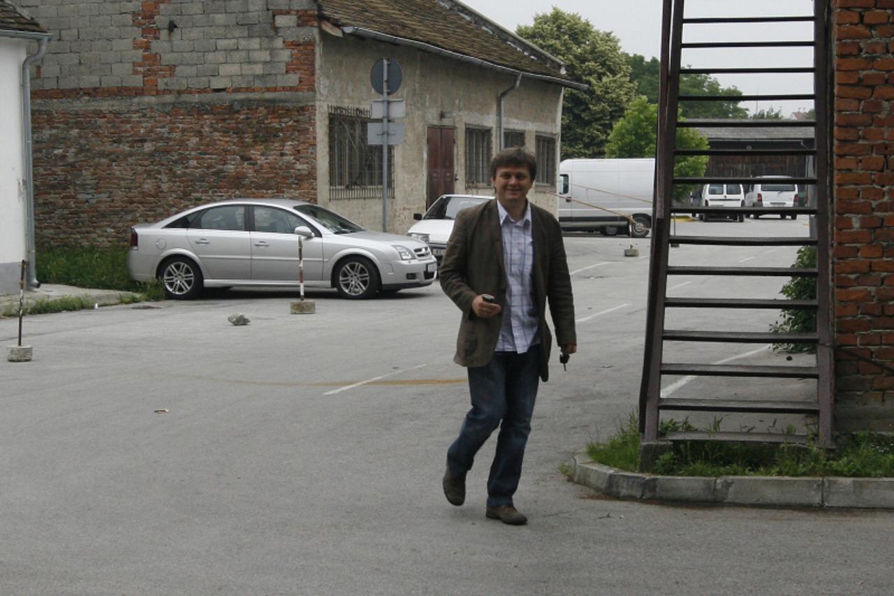 '17.06.2010., Koprivnica - Zvonimir Mrsic je na posao dosao autom, a zaposlenike u gradskoj upravi je pozvao da dodju pjeske ili biciklima. Photo: Marijan Susenj/PIXSELL'