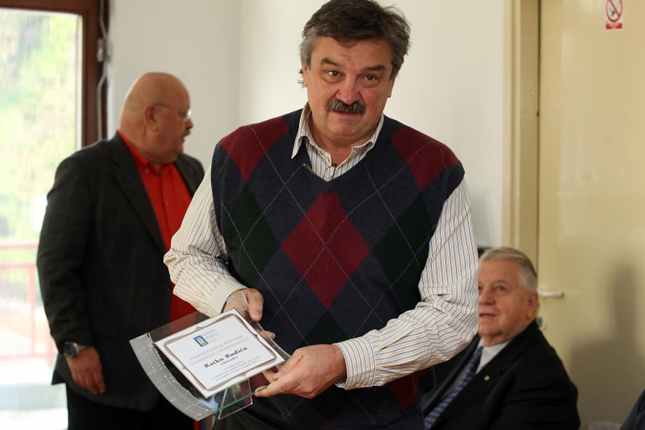 \'21.12.2010., Zagreb - Dodjela godisnjih priznanja  zagrebackog vaterpolo saveza. Ratko Rudic sa priznanjem. Photo: Jurica Galoic/PIXSELL\'