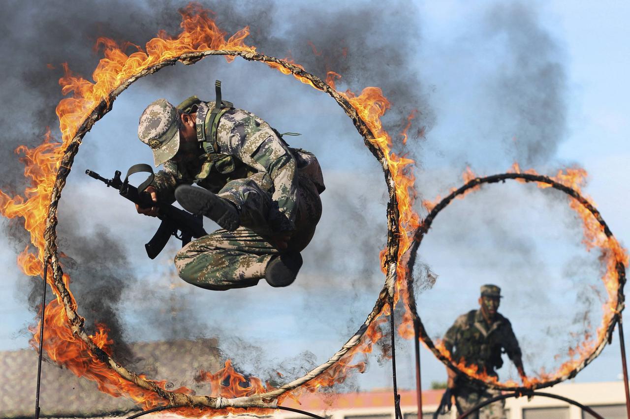 Vojna vježba kineskih vojnika - skakanje kroz plamene krugove