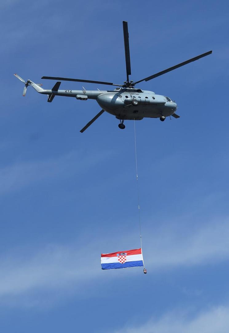Helikopter HRZ-a nosi hrvatsku zastavu.