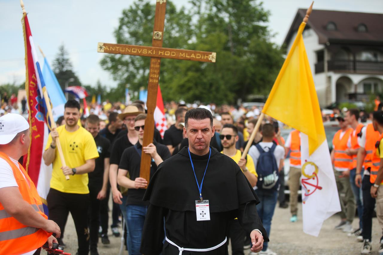 Zagreb: Održana vjerska procesija "Antunovski hod za mlade" u organizaciji Župe svetog Antuna Padovanskog