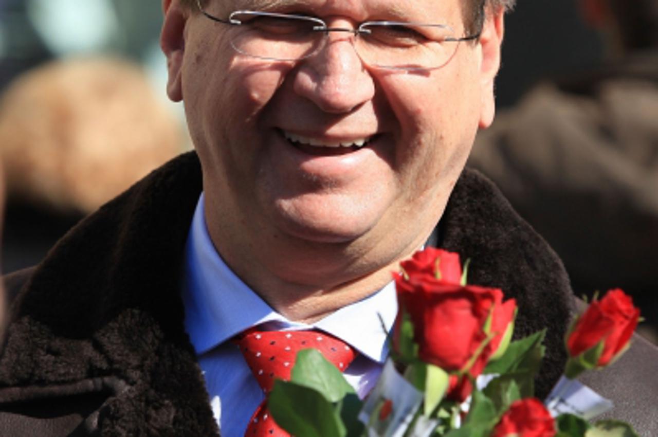 \'08.03.2011., Trg bana Jelacica, Zagreb - Clanovi SDP-a dijelili povodom Medjunarodnog dana zena cvijece. Mirando Mrsic.  Photo: Patrik Macek/PIXSELL\'