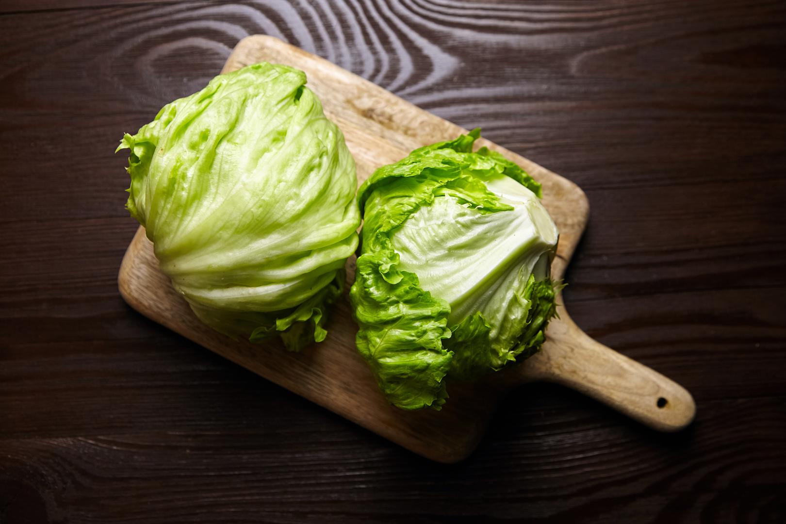 Zelena salata: Postoji bezbroj vrsta zelene salate, ali sve imaju jednu zajedničku stvar: uvenu kada nisu u hladnjaku. Naručivanje zelene salate kao dijela dostave namirnica moglo bi biti katastrofa jer može uvenuti i pokvariti se kada se transportira od trgovine do vašeg doma.