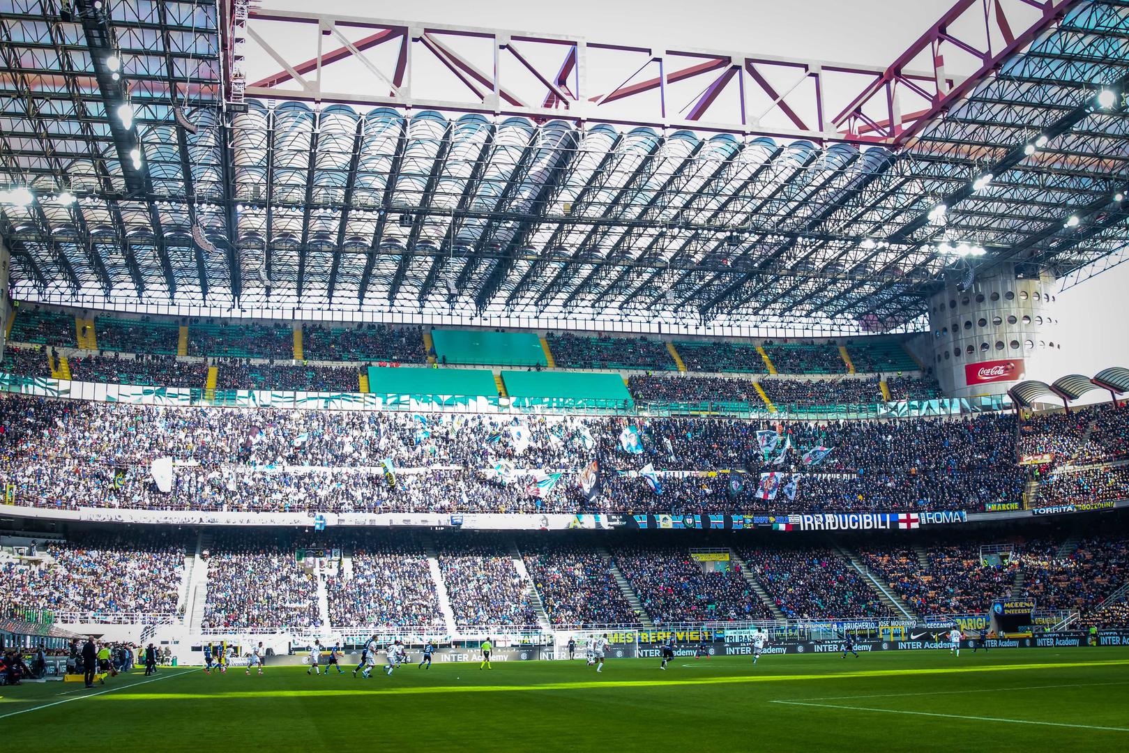 Postojeći stadion ima 80.018 sjedeći mjesta i jedan je od najvećih u Europi, pa je sasvim razumljiva nesigurnost klubova