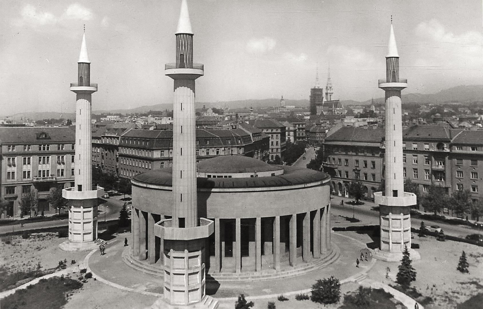 1944., tadašnji Trg Kulina bana, minareti su postavljeni 1941. godine kada poglavnik NDH Ante Pavelić donosi odluku da se pretvori u džamiju

