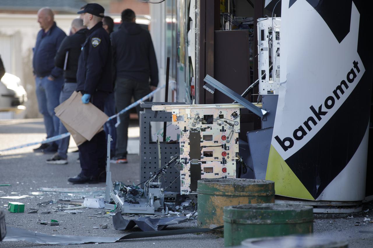 Eksplozivom raznesen bankomat na Rimskom trgu u Kerestincu
