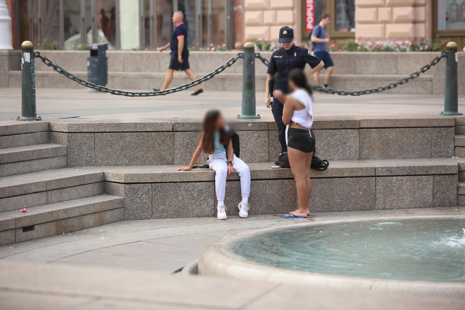 Sudeći prema fotografijama koje je snimio reporter Pixsella, policajka je upozorila djevojku da fontana nije bazen te da se u njoj ne smije kupati. 