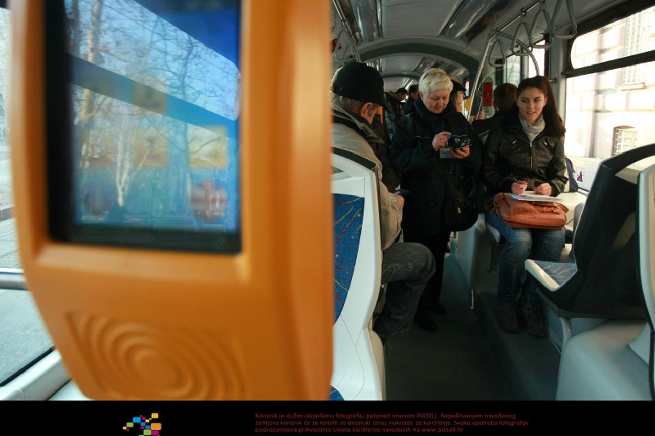 \'18.01.2011., Zagreb - Od ponedjeljka 17.01.2011. godine ZET je ukinuo besplatni javni prijevoz u sredistu grada. ZET-ovi kontrolori karata (s lijeva) Zlata Zupanic, Djurdjica Prica i Zeljko Marinovi