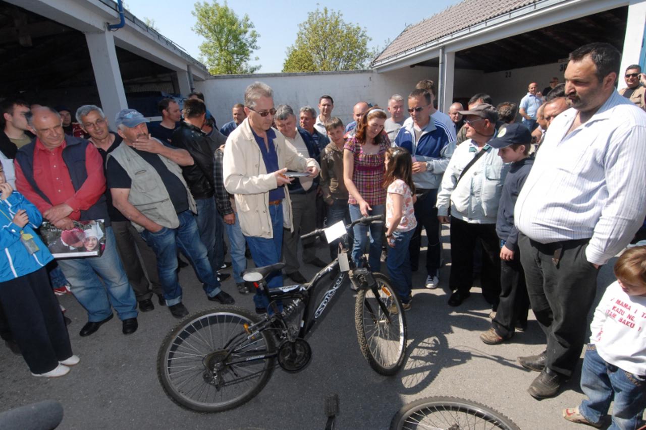 '21.02.2011., Bjelovar - U dvoristu PU bjelovarsko-bilogorske odrzana tradicionalna godisnja aukcijska prodaja starih pronadjenih ili ostavljenih bicikala a ciji se vlasnici nisu javili godinu dana. N