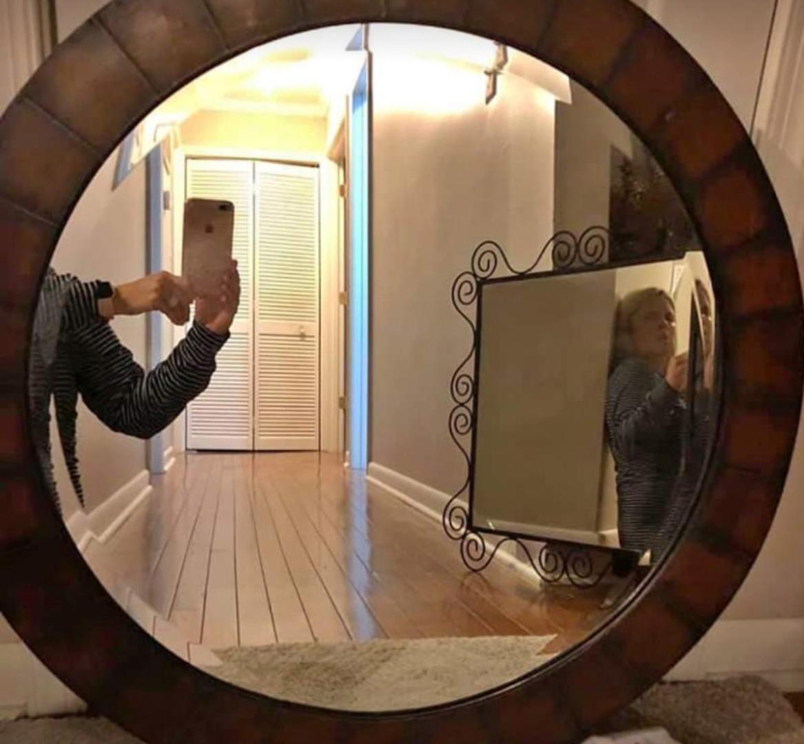 Korisnici društvenih mreža oduševljeni su fotografijama ljudi koji prodaju ogledala. Jer, realno, kako to može ispasti nego – smiješno?