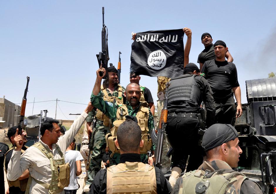 Irački vojnici skidaju ISIL-ovu zastavu