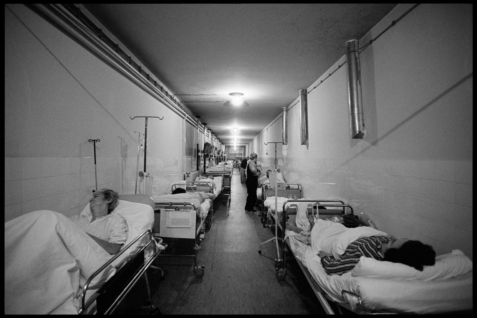 Srpske topničke postrojbe i zrakoplovstvo nisu štedjeli ni bolnicu pa su pacijenti i bolničko osoblje morali biti evakuirani u podrumske prostorije