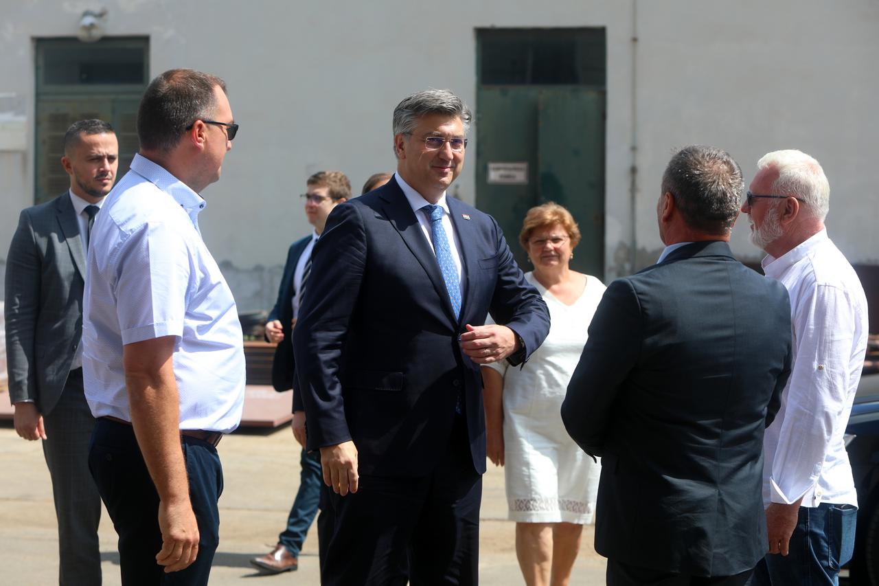 Slunj: Premijer Plenković obišao pogon tvrtke Vj-eko