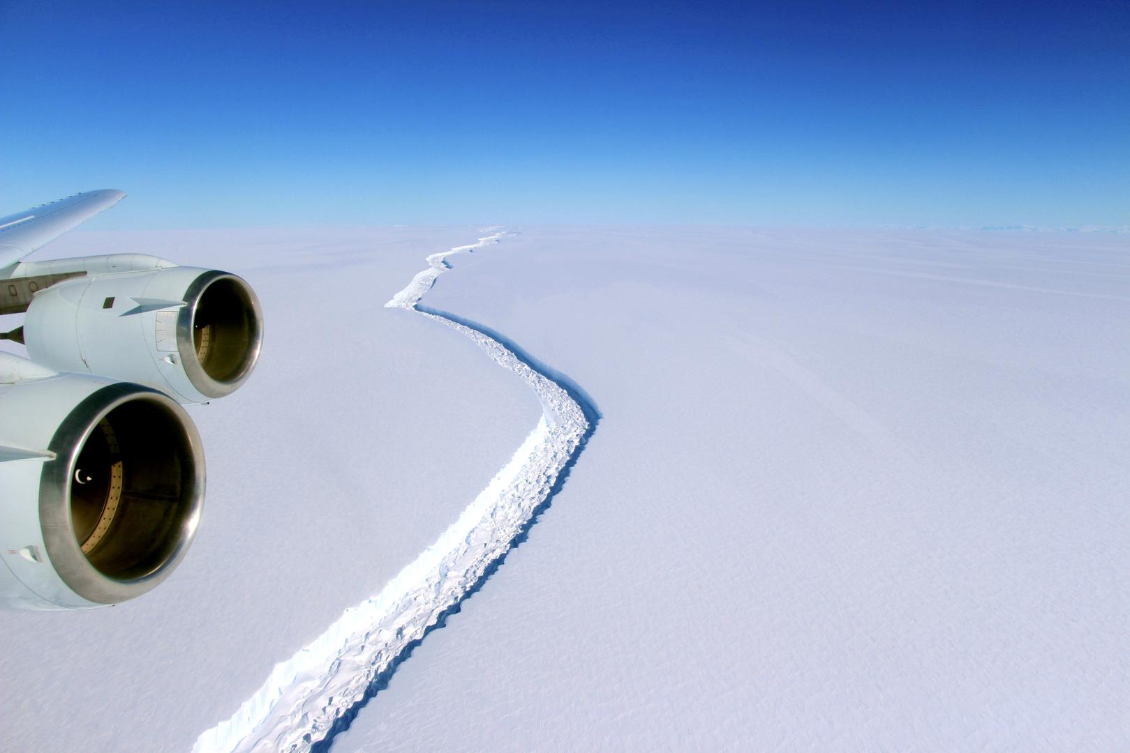 Uzrok odvajanja je golemi rascjep na Larsenu C koji je nastajao godinama. Stručnjaci iz skupine Midas Project, koja nadzire Antarktiku, ranije su rekli kako nema dokaza da je do pucanja došlo zbog klimatskih promjena.