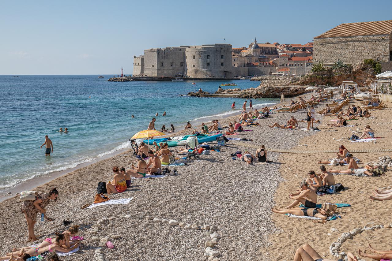 Dubrovnik: Iako je sredina listopada plaže i Stradun puni su posjetitelja