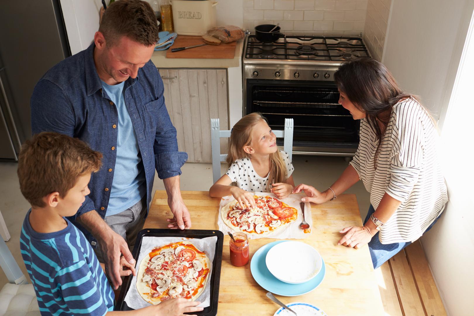 Ako nemate krušnu peć, odnosno, pizzu pečete u svojoj kuhinji s plinskom ili električnom pećnicom, tada biste je trebali zagrijati na 230 stupnjeva i tada staviti pizzu unutra.