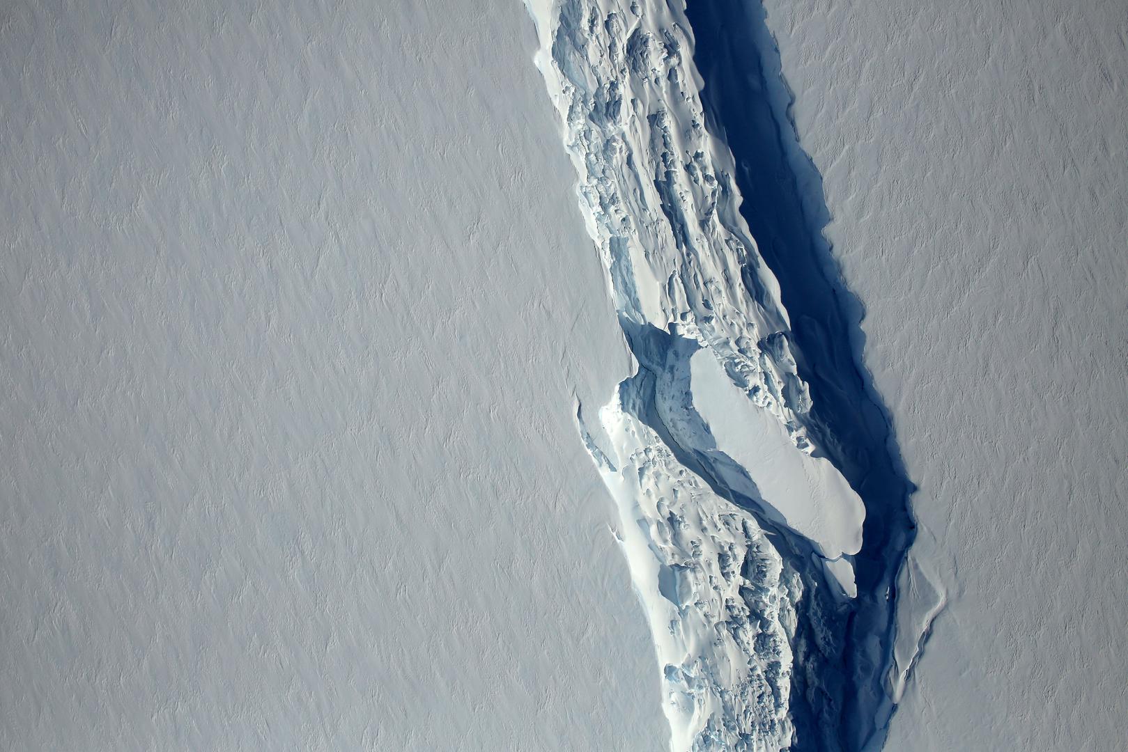 Ledeni grebeni su golemi plutajući komadi leda koje na okupu drže ledenjaci ili ledene ploče.Larsen se sastoji od četiri dijela, od kojih je naveći Larsen C.